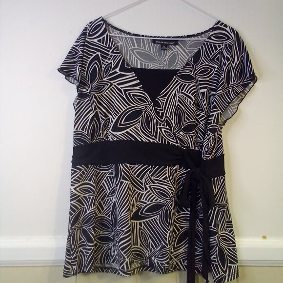 Briggs New York Blouse L Short Sleeve Soft Stretch Pattern Black White - Picture 1 of 16